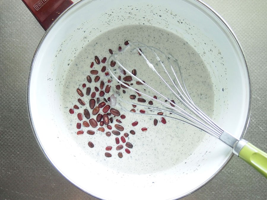 (2) 煮小豆、豆乳を入れて簡単に混ぜます。小豆は飾り用にいくつか残しておきましょう。