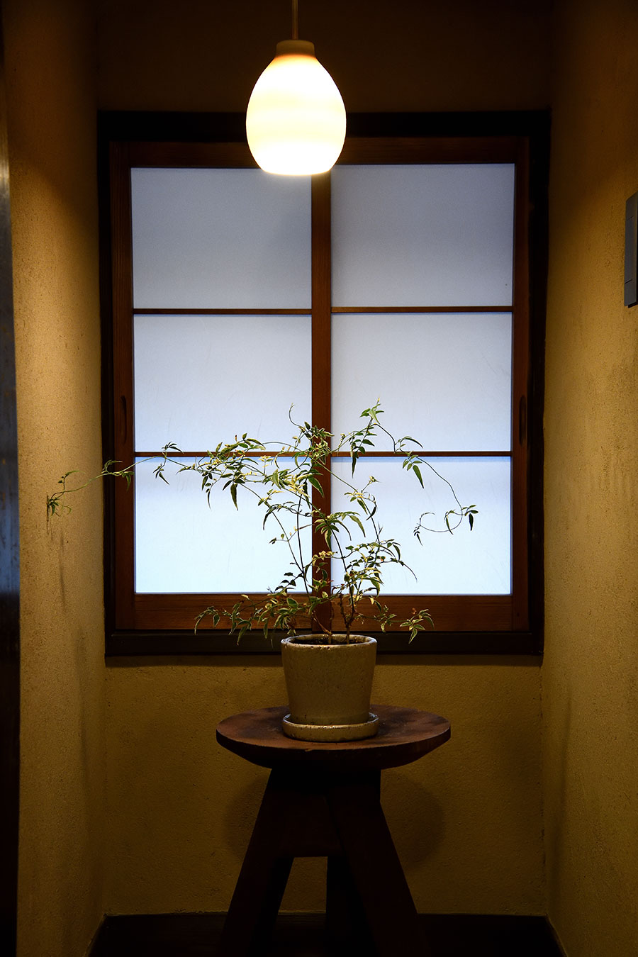 写真左：客室「つぐみ」。水の流れるダイニングテーブルが印象的。
写真右：客室「ひばり」。季節を感じさせる空間演出も素敵。