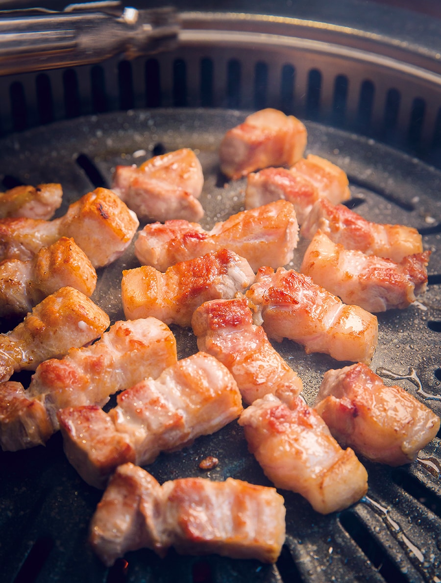 熟成国産サムギョプサル 1人前150g 14,000ウォン。香ばしく焼かれた肉は歯切れ良く、旨みが濃厚。