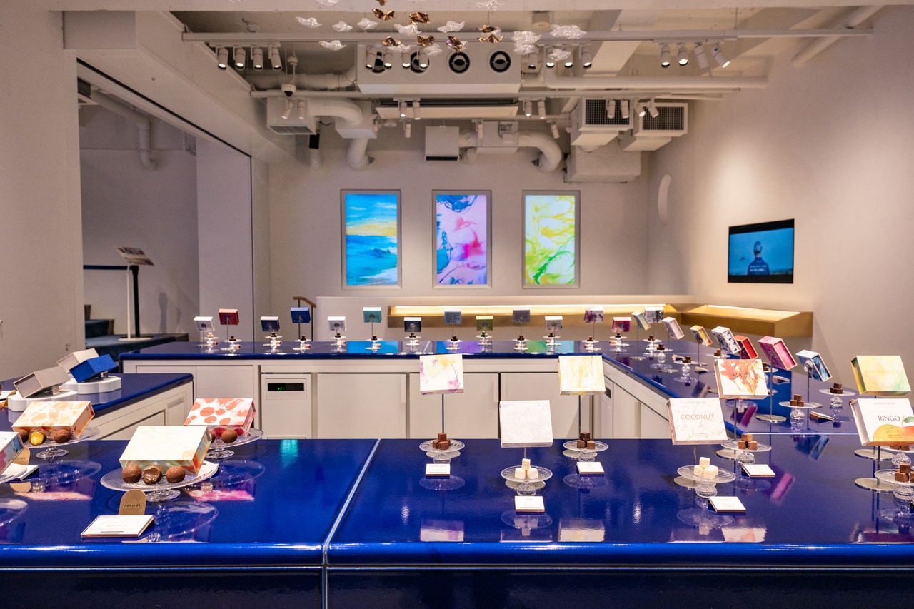 店舗の2階にはさまざまなテロワールのチョコレートが並ぶ。