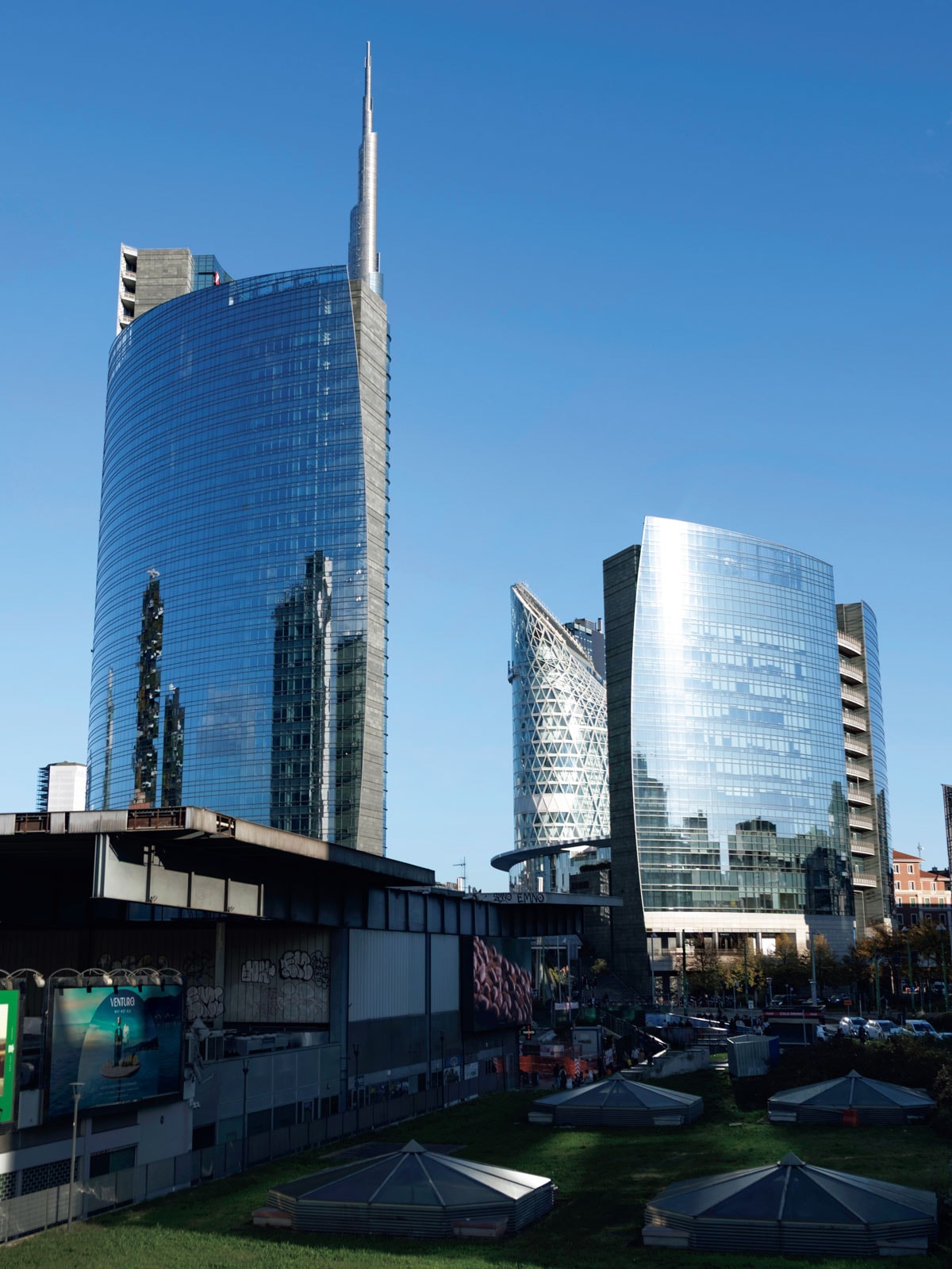 近未来的なビル群が目を引くポルタ・ヌオーヴァ地区。左側に建つのがイタリアの大手銀行の本店が入るウニクレジットタワー。象徴的な尖塔の高さは230m。