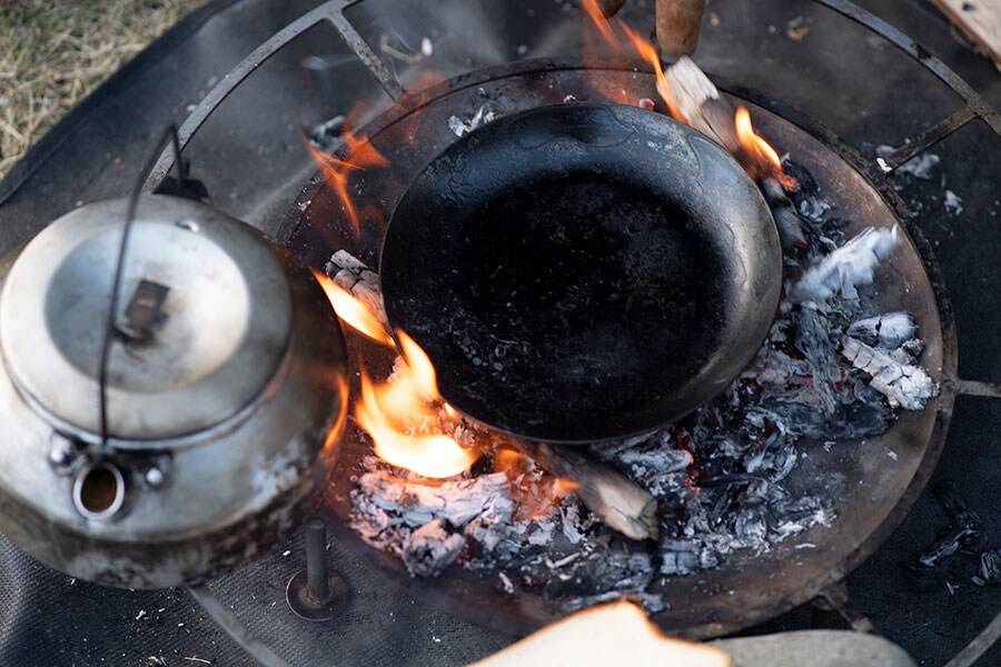 薪を平らに並べる「不知火型」にすると、安定してフライパンや鍋が置ける。