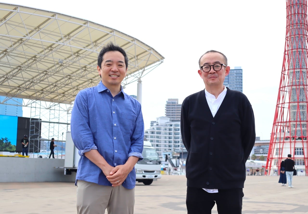 堀之内礼二郎氏(左)と安達もじり氏。