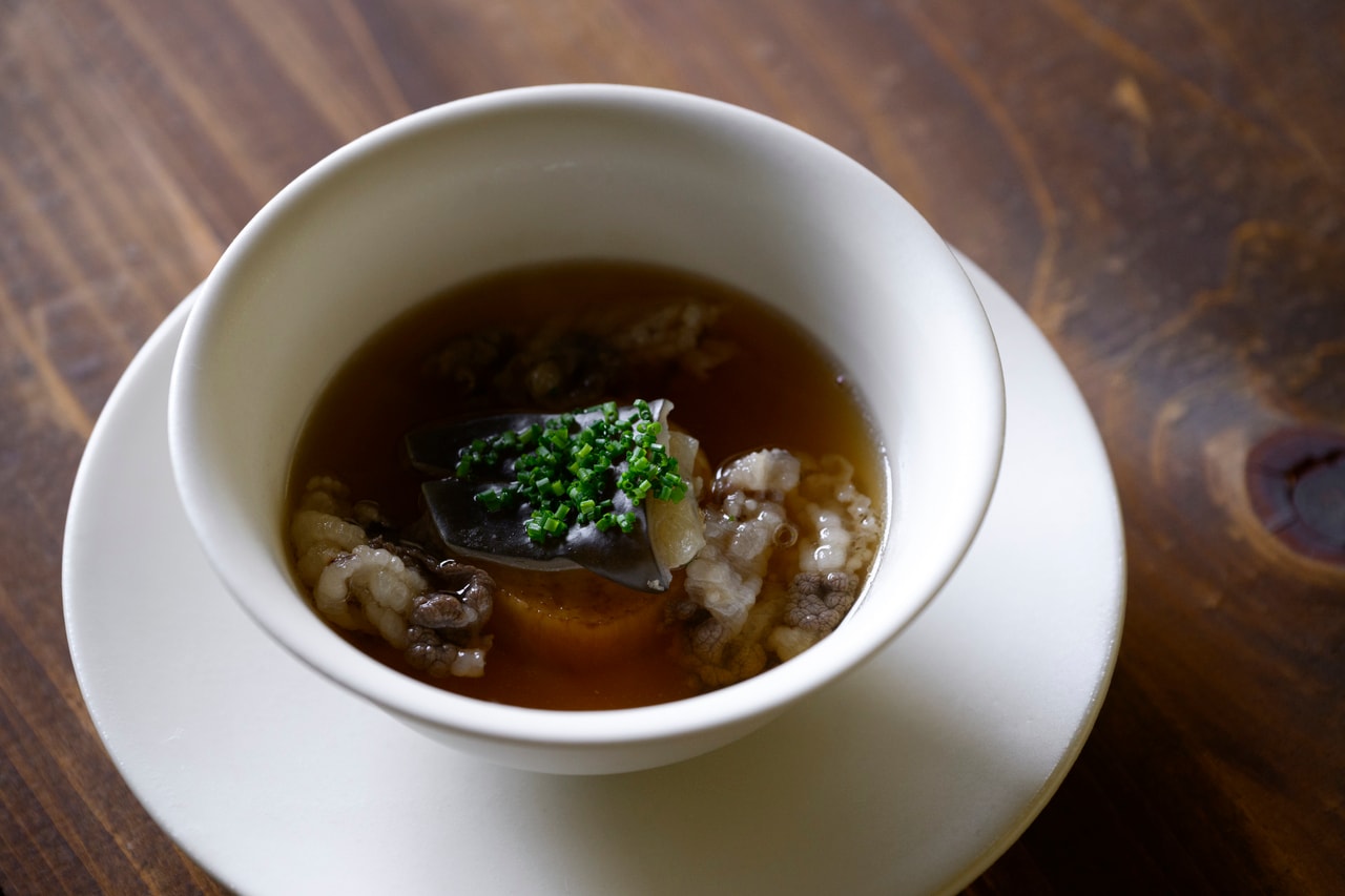 「スッポンと月の輪熊のスープ」。上質な脂がさっとのったスッポンは、南魚沼市の若手の生産者、井口さんが温泉水と酒粕で育てたもの。
