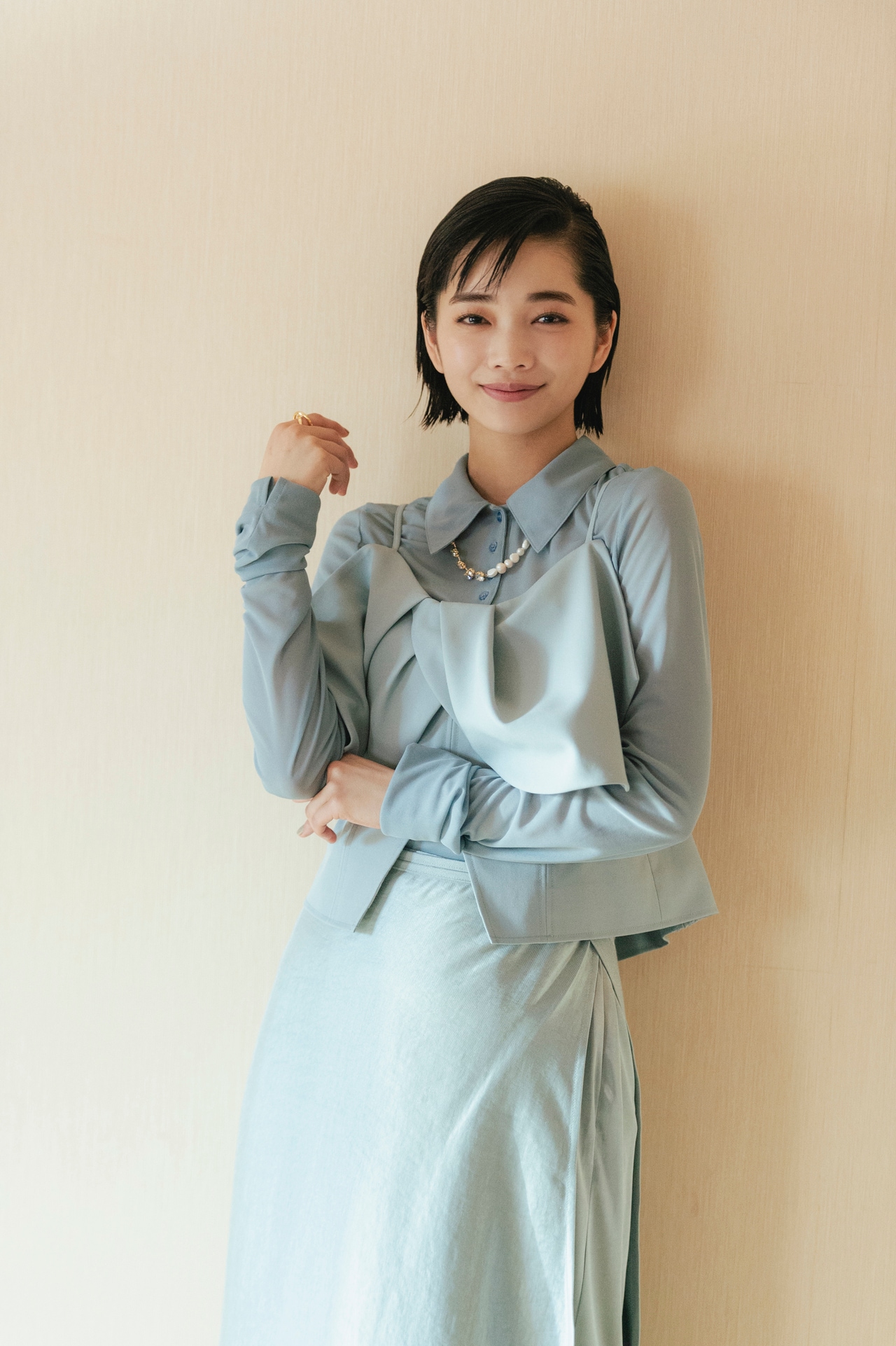 シアーシャツ 9,900円、ビスチェ 9,900円、スカート 16,500円、ネックレス 8,800円/LA BELLE ETUDE(labelleetude_info@auntierosa.com) リング 13,200円/Soierie(06-6377-6711)パンプス 14,300円/J1U by LA BELLE ETUDE(labelleetude_info@auntierosa.com)