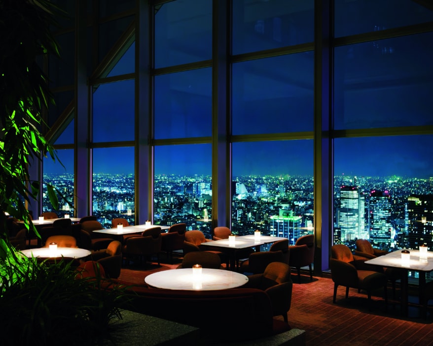 躍動する都市・東京を一望する地上41階の「ピーク ラウンジ&バー」。美しい曲線を描く調度品を新たに取り入れ、優美なくつろぎを感じる空間となりました。