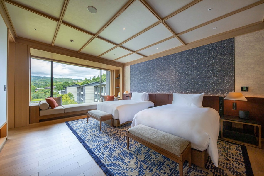 鷹峯の山々の風景を独占できる “ROKUスイート” のベッドルーム。