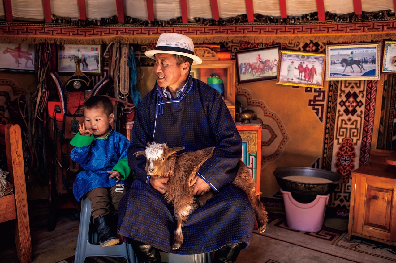 現地のブリーダーたちによって、家族のように大切に育てられる山羊たち。遊牧民の安定した生活の促進と強化をしつつ、生物多様性を保護しながら、サプライチェーンの回復力を構築するために、イタリア国外で唯一の製造工場であるモンゴルのウランバートルでカシミヤ繊維を加工している。