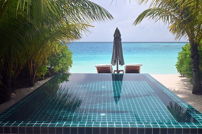 ビーチバンガローの海側のプール。