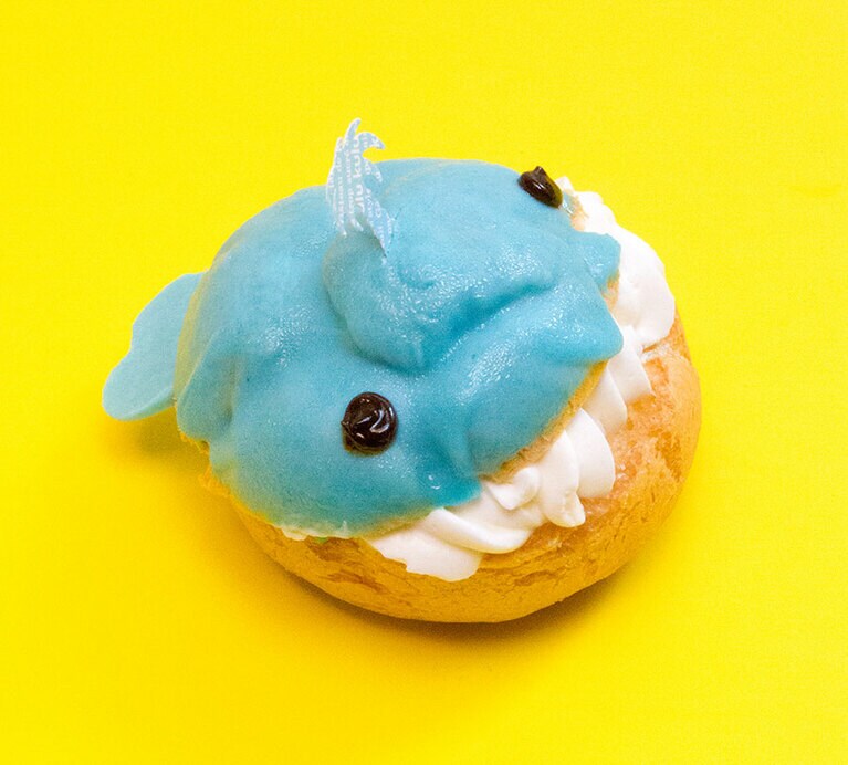 夏らしい味わいのレモンカスタードクリームがかわいいクジラに詰まったダブルクリームパフの「レモンホエール」4.25ドル。