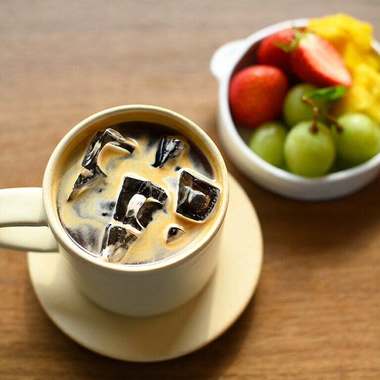 フルーツプレート W6,500とアイスアメリカーノ W5,500。