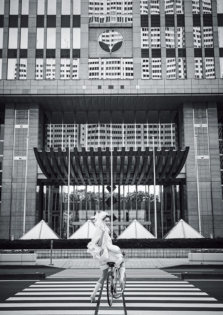 ジャケット 429,000円、パンツ 参考商品、バッグ 1,076,900円、エアポッヅケース 68,200円、靴下 17,600円、靴 126,500円／すべてフェンディ(フェンディ ジャパン)、 ヘッドドレス 19,800円(レンタル価格)／サロンドランデブー、ベール 7,590円／クリオマリアージュ