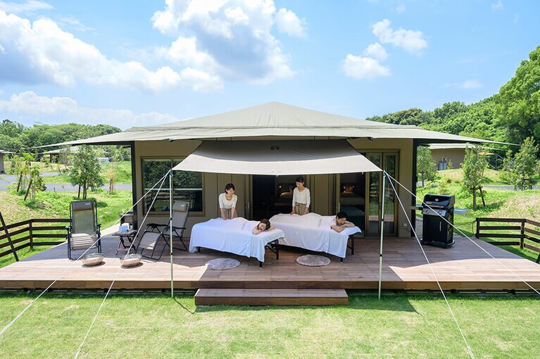 プライベート感を高めた客室棟のウッドデッキで、贅沢にトリートメントが受けられる。