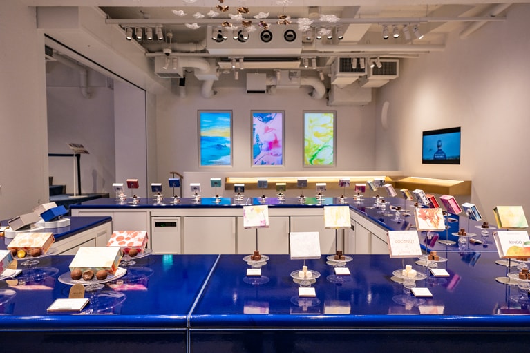 店舗の2階にはさまざまなテロワールのチョコレートが並ぶ。