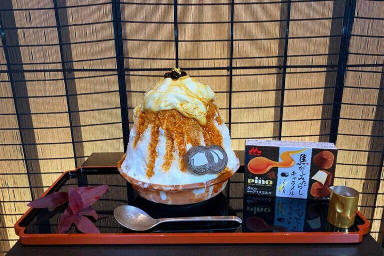 「かき氷　焦がしみたらしキャラメル」1850円と「ピノ　焦がしみたらしキャラメル」180円。