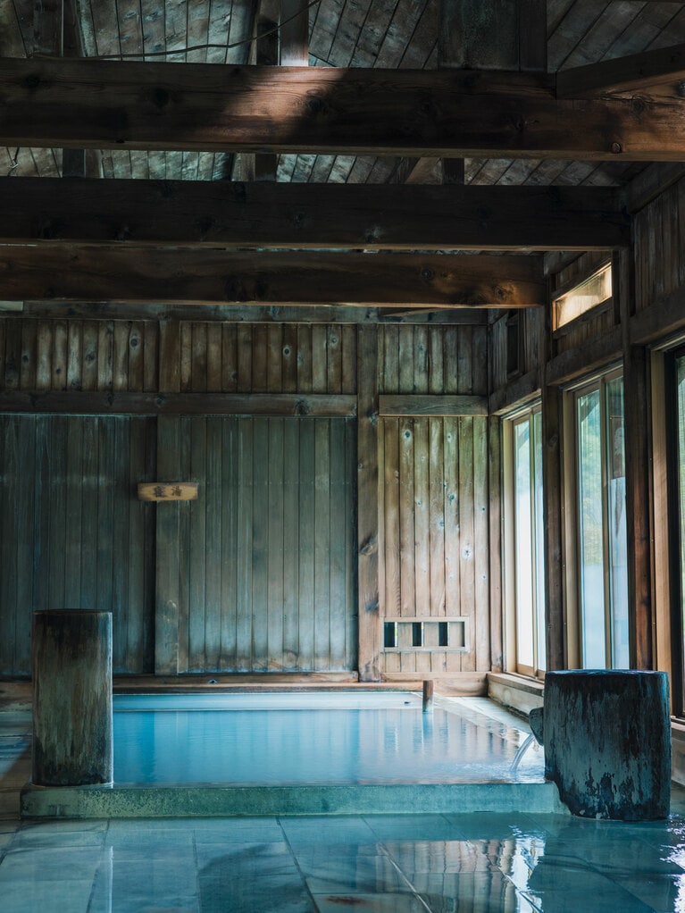 大浴場「ぬぐだまる湯っこ」の男湯も総青森ヒバ造り。