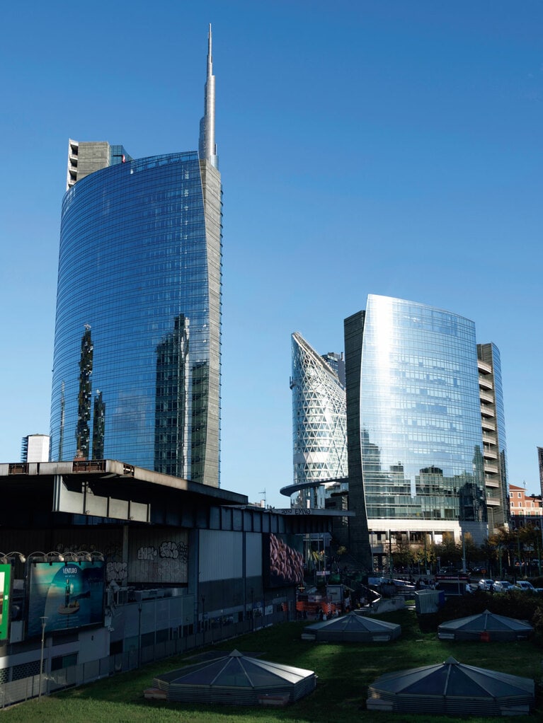 近未来的なビル群が目を引くポルタ・ヌオーヴァ地区。左側に建つのがイタリアの大手銀行の本店が入るウニクレジットタワー。象徴的な尖塔の高さは230m。