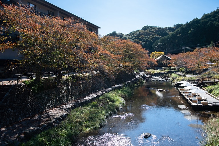 四季折々の表情を見せる清流に「おとずれ川テラス」が点在。