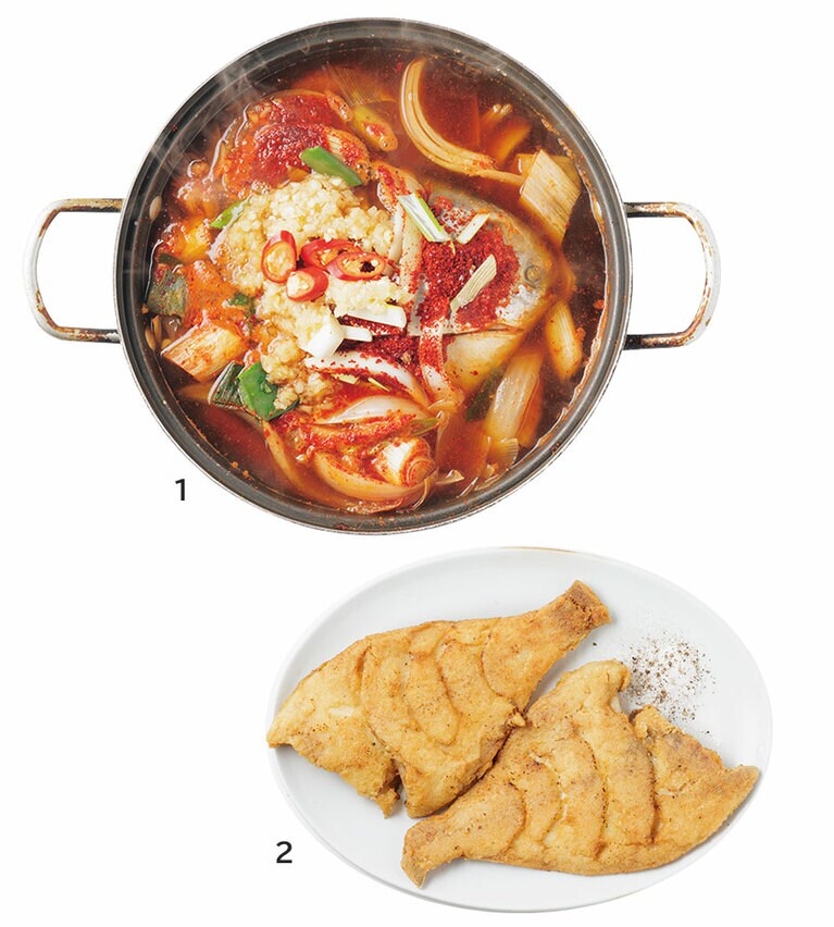 1：マナガツオの辛煮。麗水から直送のマナガツオを使用。たっぷりの汁にニンニクや赤唐辛子、玉ネギなども。時価。 
2：カレイの揚げ焼き。シンプルに塩コショウで食べる。W15,000。