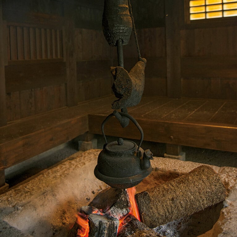 囲炉裏小屋や館内1階のロビーには、昔ながらの囲炉裏が。囲炉裏の火にあたりつつ、ゆったりした時の流れを楽しみたい。
