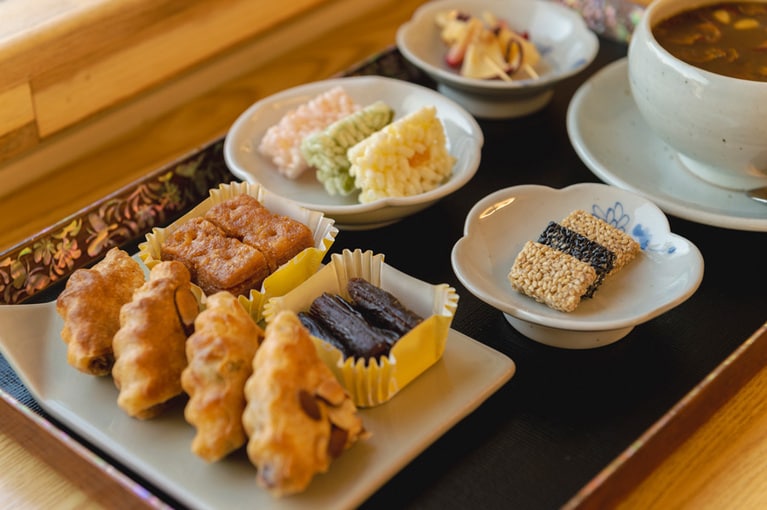 茶菓セットW9,000、ナツメ茶W8,000。