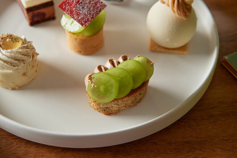 写真手前がシャインマスカット使用のスイーツの一品「ダージリンのパウンドケーキ　マスカット　ダージリンクリーム」。