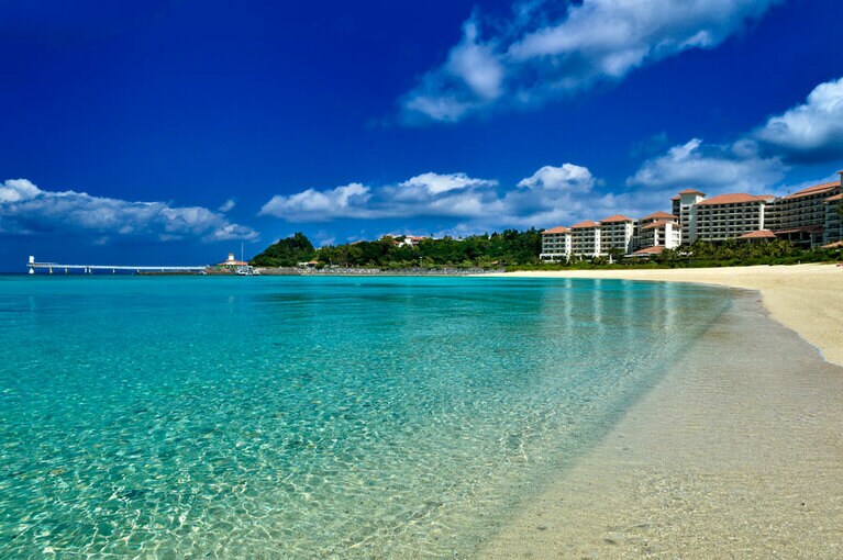 リゾートのすぐ目の前には、コーラルブルーの海が！