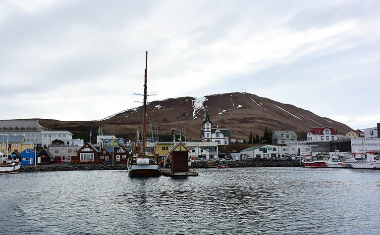 スキャゥルヴァンディ湾の東海岸にある港町フーサヴィーク。ここ10年ほど、ホエール・ウォッチングで有名に。