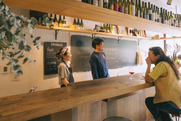 いつも楽しいふたりの話。食べたいけど、笑いたい。飲みたいけど、吹き出しそう。な、楽しいカウンター。