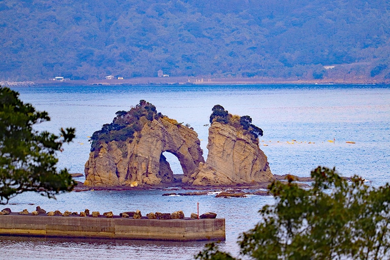 道の駅なんごうから眺める合格岩。