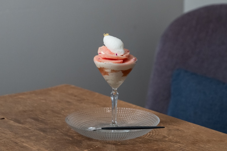 さまざまなグラスでパフェを提供。