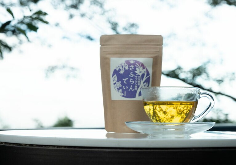 地元産のサフラン入りお茶で、目覚めの一杯。