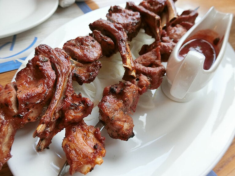 ラムのシャシリク(串焼き)。日本で食べる羊肉より臭みが少なく感じた。