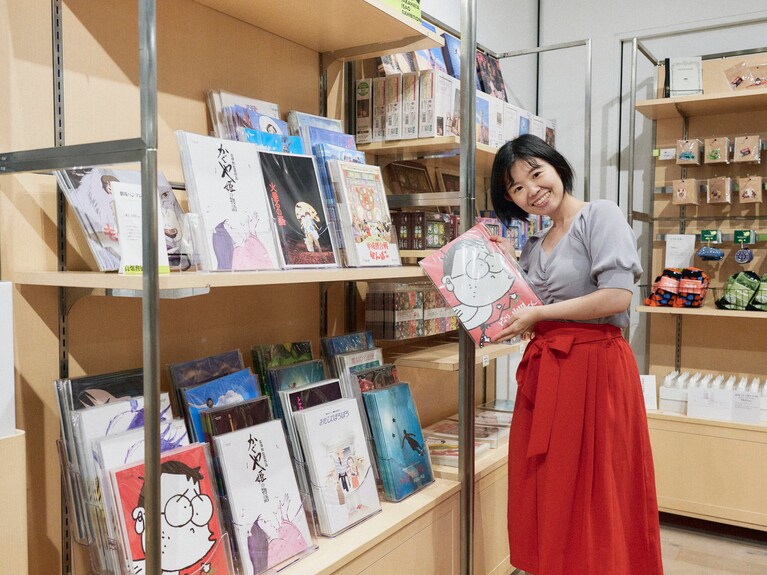 さまざまな作品のパンフレットが並ぶ。