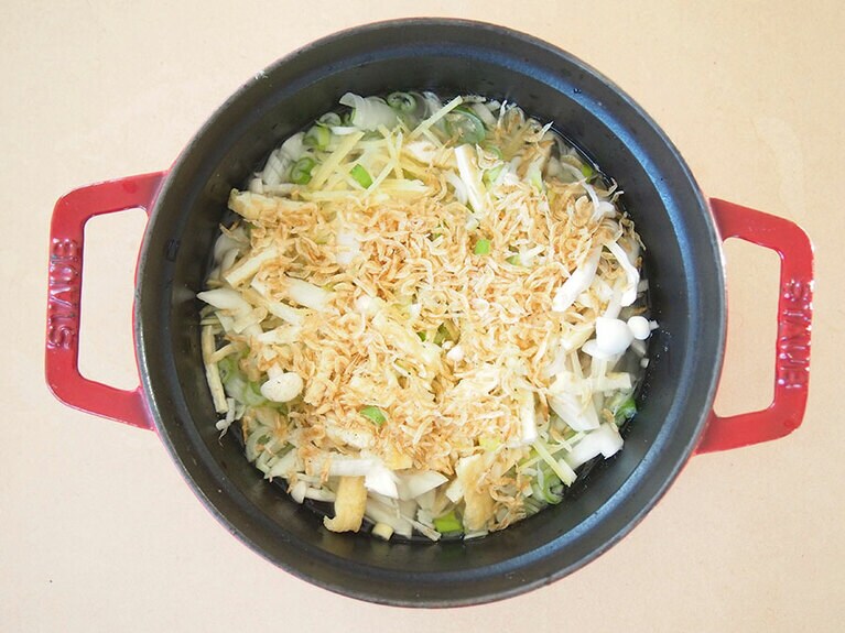 (3) (1)のカットした具材を入れて、干しエビを散らします。