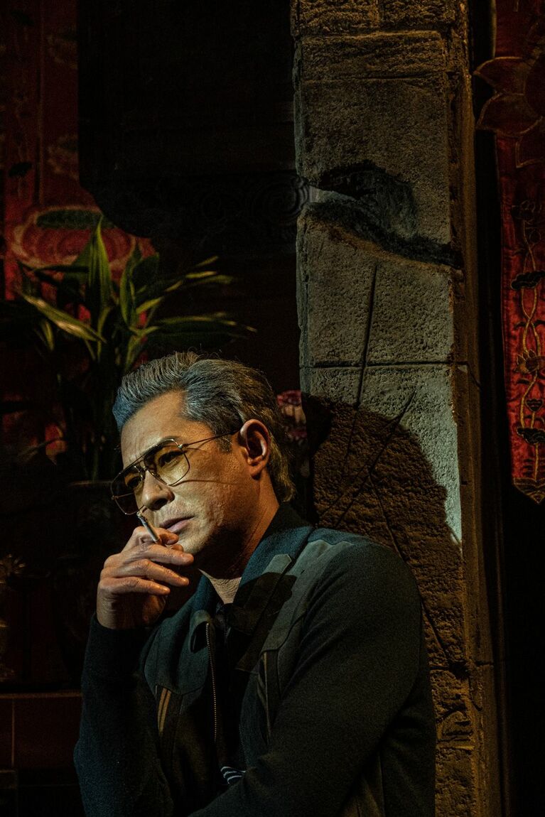 『トワイライト・ウォリアーズ』で“龍兄貴”を演じたルイス・クーは、レイモンドのビジネスパートナーでもある。