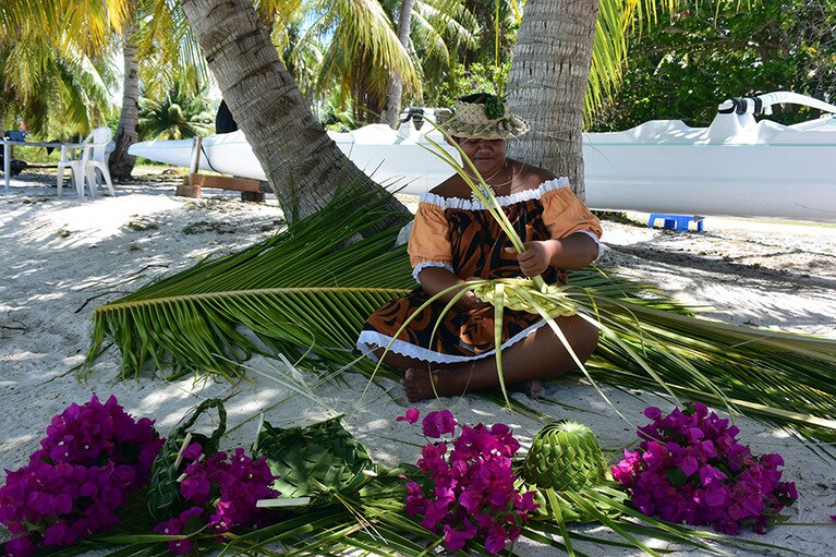 ホテルにお願いすれば、ヤシの葉の帽子(3000XPF)作りの手配もOK。※1XPF≒0.99円(2019年8月現在)