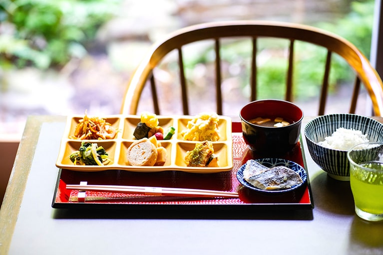 朝食はビュッフェスタイル。人気の「おちょぼ天むす」もぜひ。