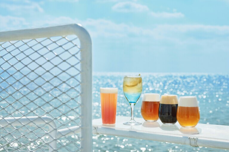 「絶景海上ビアガーデン」で提供されるのは、2種類のノンアルコールカクテルと、3種類のクラフトビール。