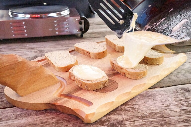 ランチのメインディッシュはもちろんチーズ。トロトロに溶けたラクレットチーズが絶品！