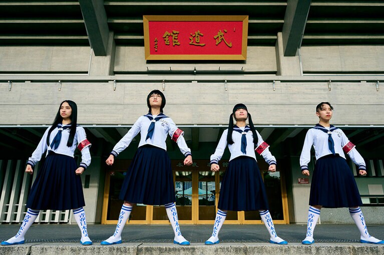 このままアクスタにしたい、見事なポージング。紅白の赤のセーラー服も可愛かった！（新しい学校のリーダーズ公式サイトより）。