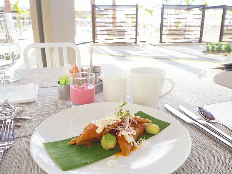 プールサイドのレストランで朝食タイム。オアハカスタイルの「タマーレス」。
