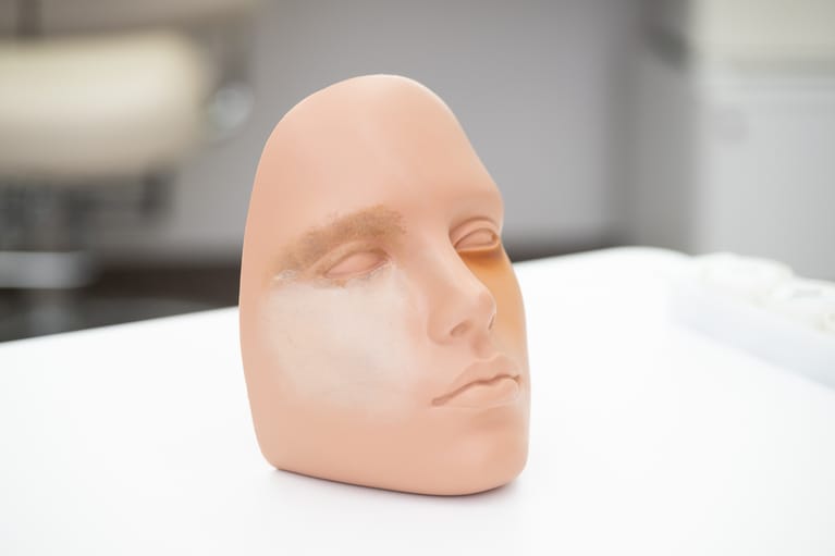 カバー力があるのに、透明感もある。矛盾しているが、それを実現できたのが資生堂独自の“光による色の補正技術”。