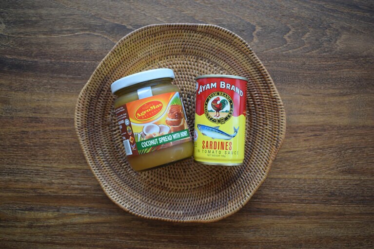 関東近郊の成城石井、ライフ、ナショナル麻布、カルディなどの一部のスーパーで販売。カヤジャムはいくつかブランドがあり、どのブランドもOK。