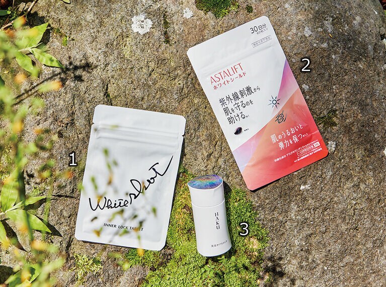 1：【シミが薄くなると話題のサプリが進化】ヒトの筋肉でつくられる物質がメラニン生成を抑制しているという研究結果により、その物質を増やすエキスを配合。また植物エキスが肌を紫外線ダメージから守る。1日2粒が目安。ホワイトショット インナーロック タブレット IXS 60粒 6,696円／ポーラ
2：【紫外線ケアと保湿＆ハリのケアまでできる】ブランドが誇る抗酸化成分のアスタキサンチンをはじめ、美容成分をたっぷり配合。アスタキサンチンの効果を継続させるために、1日2粒を毎日同じ時間に摂るのがよいというデータもあり。アスタリフト サプリメント ホワイトシールド 60粒 4,320円／富士フイルム
3：【シミを防ぎ、肌を守る成分を厳選配合】シミを防ぐビタミンCとL-シスチンをダブル配合。陽射しが強い地域で育った植物のエキスも。1日3粒が目安。HAKU 美容サプリメント 90粒 5,400円(編集部調べ)／資生堂