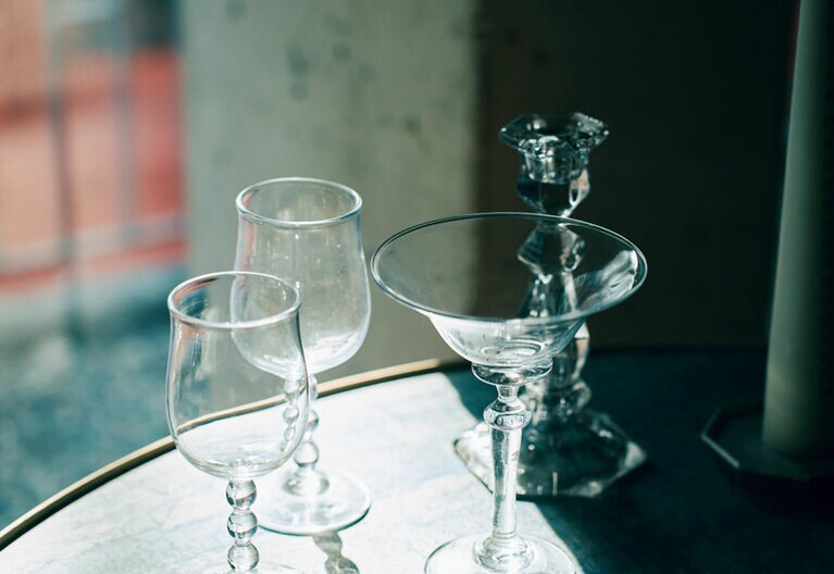 中神牧子さん作のワイングラス（左）W125,000、カクテルグラス（右）W160,000。