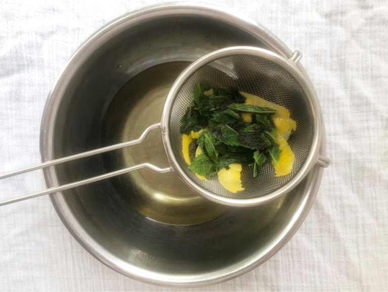 シロップをこす。