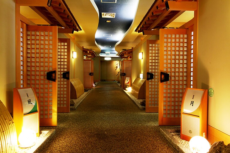 泡の湯旅館［長野／白骨温泉］食事処通路。