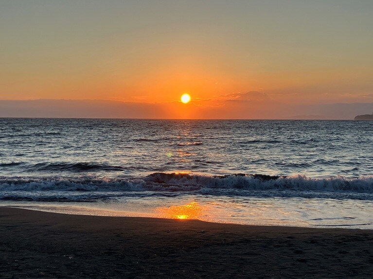 静かに波が寄せる森戸海岸まではすぐ。サンセットの時間にぜひ立ち寄ってみて。赤く染まる空は見飽きることのない美しさ。