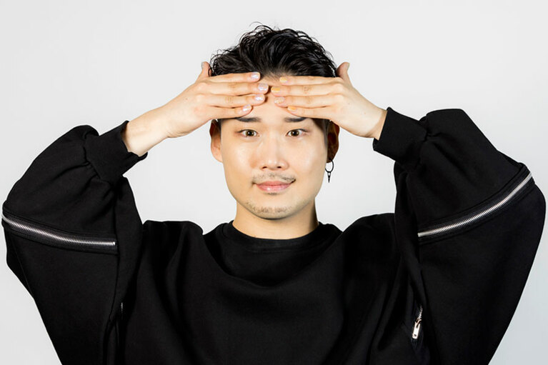 おでこを押さえながら目を開く